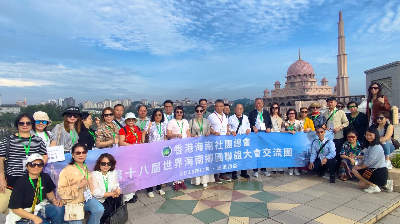International group enjoying a Hari-Hari journey at Putra Mosque in Putrajaya
